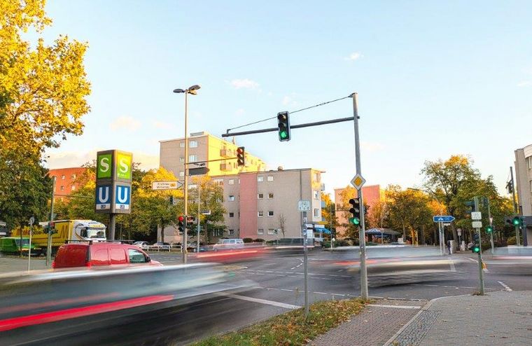 Blick auf die Ampelkreuzung mit Autoverkehr zwischen Roedernallee, Teichstraße und Lindauer Allee in Berlin-Reinickendorf