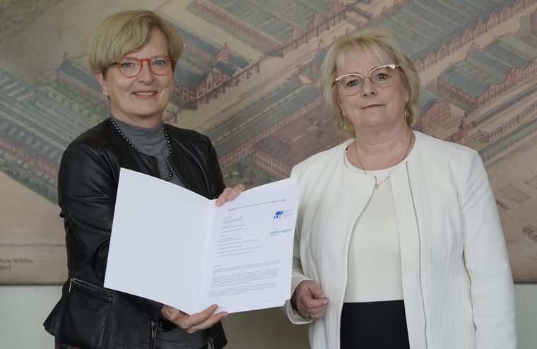 Prof. Ulrike Tippe (li.), Präsidentin der TH Wildau, und Katharina Marienhagen, Geschäftsführerin der infraSignal, am 25. Oktober 2023 bei der Unterzeichnung eines Kooperationsvertrags.