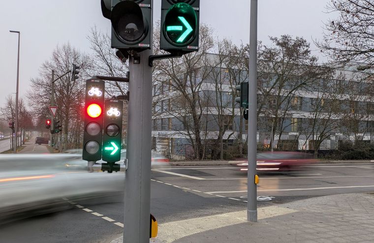 Grüne Pfeile leuchten auf den Signalgebern für Rad- und Kfz-Verkehr an der Kreuzung Blumberger Damm und Altentreptower Straße