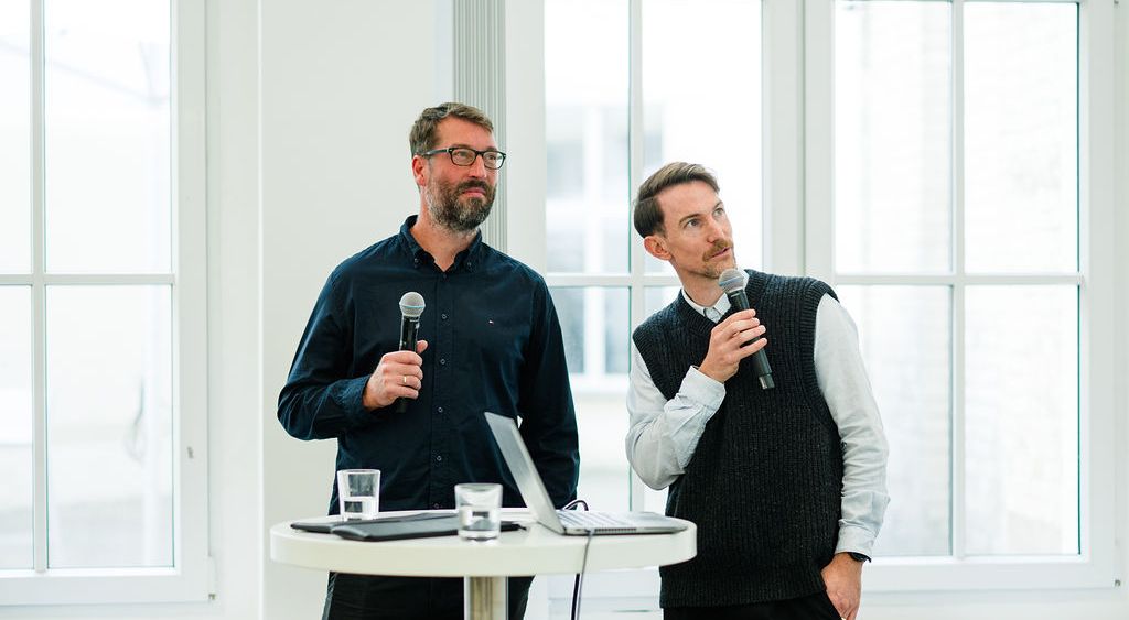 Sebastian Peters und Christian Claßen halten einen Vortrag