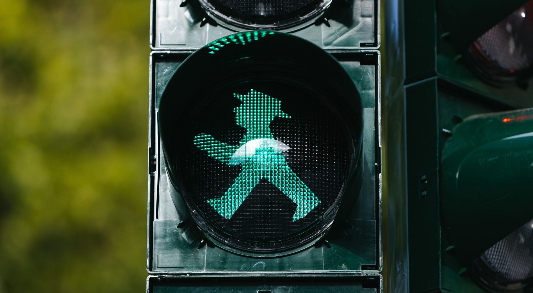 Grün leuchtendes Ampelmännchen