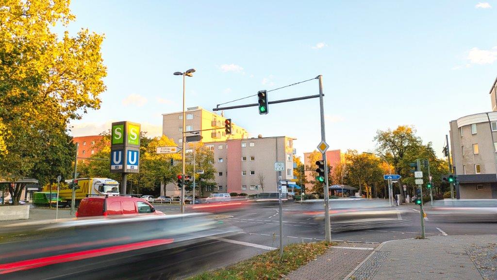 Blick auf die Ampelkreuzung mit Autoverkehr zwischen Roedernallee, Teichstraße und Lindauer Allee in Berlin-Reinickendorf